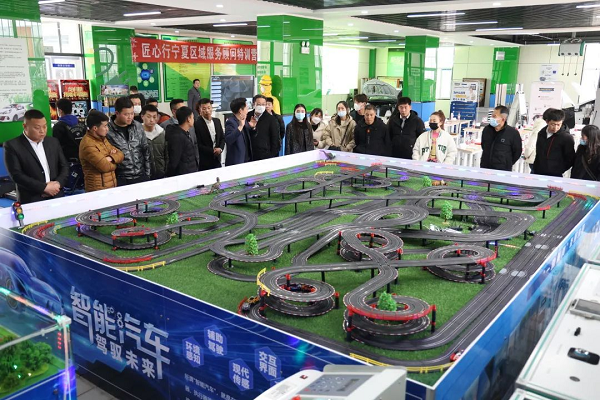 汽修行业的各位领导及企业家到我校参观时,深切关怀我校学子就业问题!