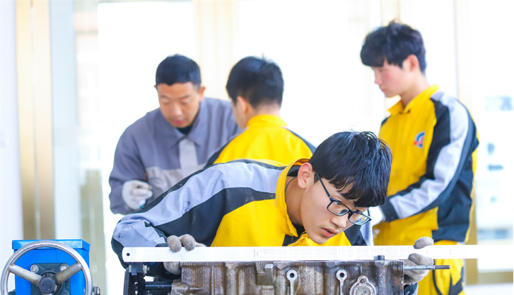 想学汽修技术的年轻人如何选择?汽修店和汽修学校哪个好?