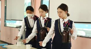 知识型人才饱和 | 初中生换赛道做技能人才发展空间更大