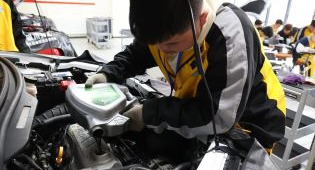 转行创业必看！成年人适合学新能源汽车技术吗？